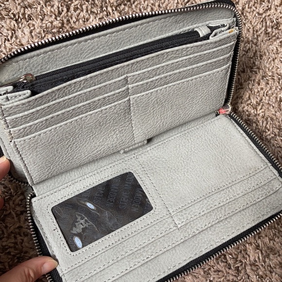 Steve Madden brand zip around wallet - Picture 2 of 2